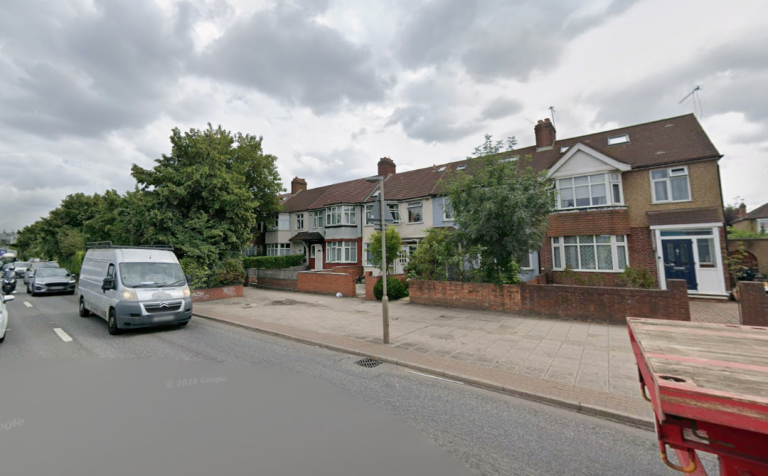 Flat Vale Road North in Greater London