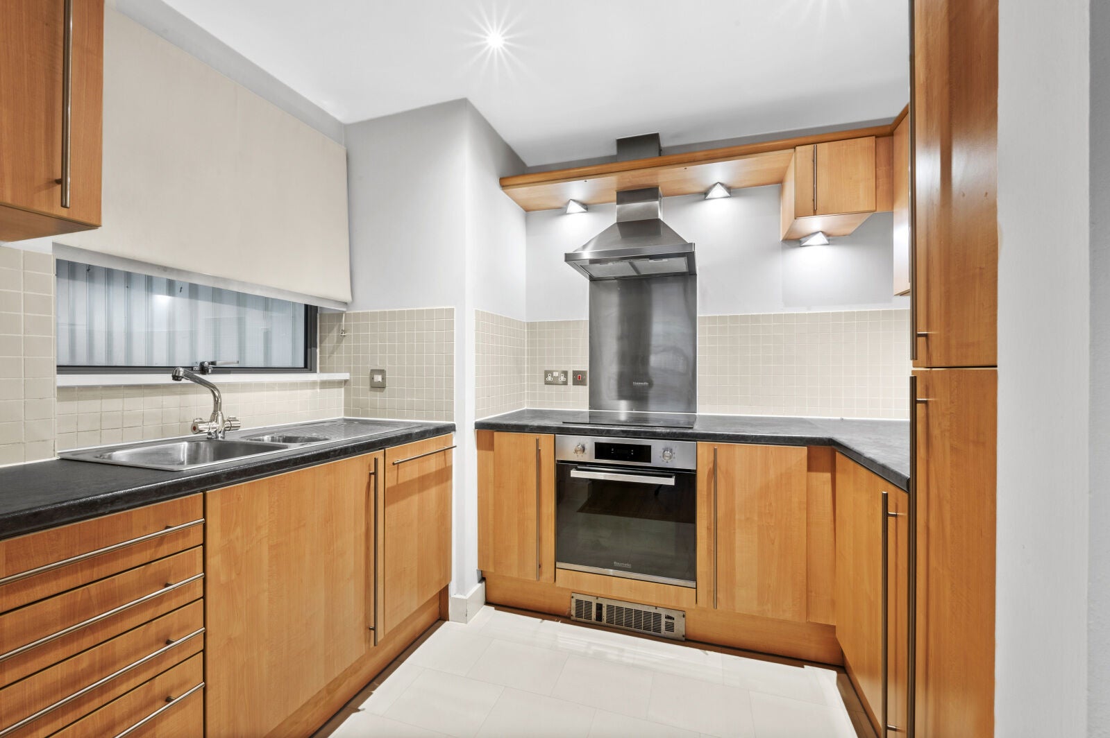 Flat Kent Road in Greater London