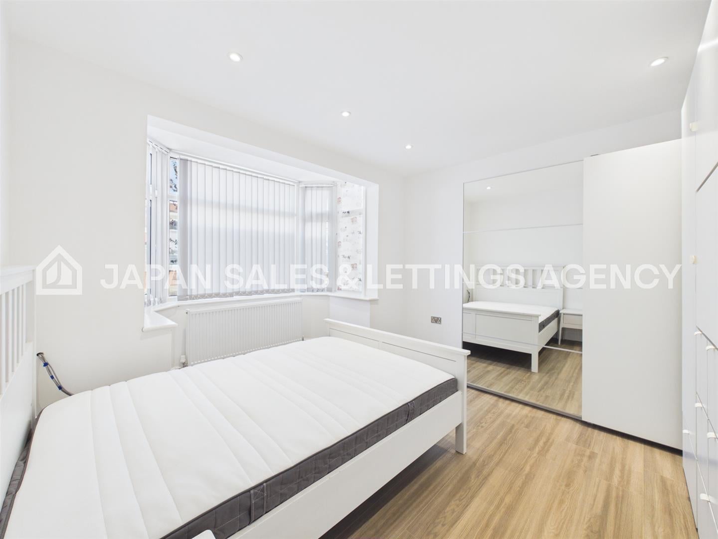 Flat Huxley Gardens in Greater London