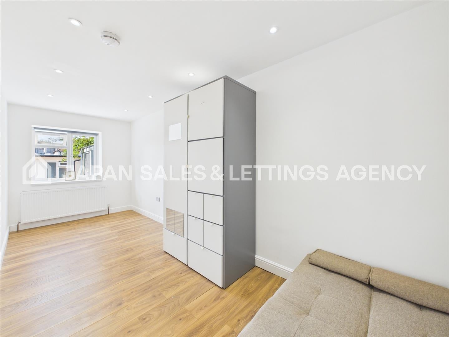 Flat Huxley Gardens in Greater London