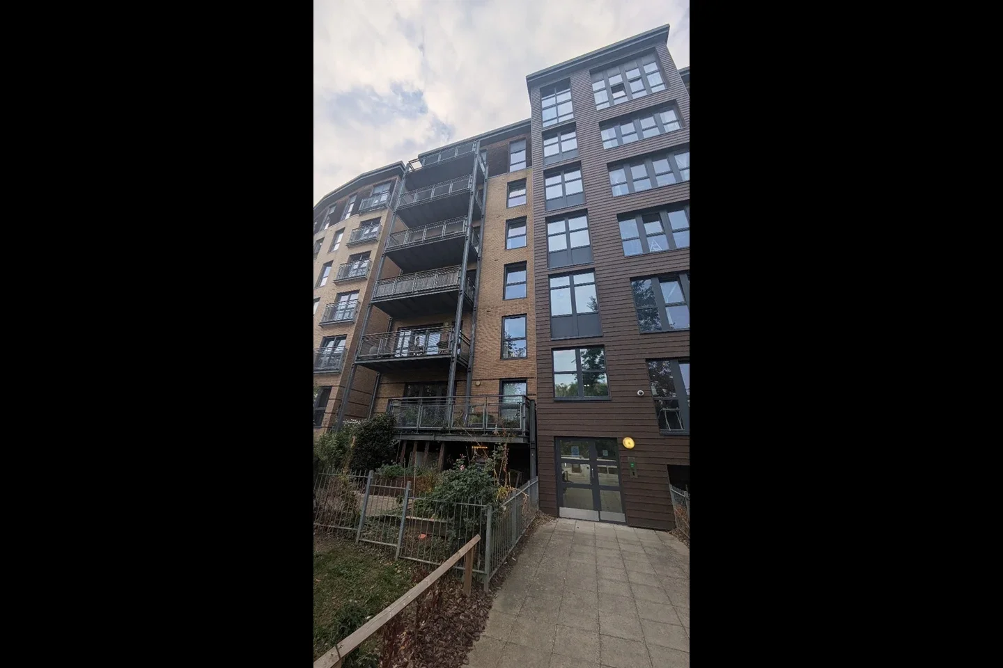 Flat Morris Court in Greater London