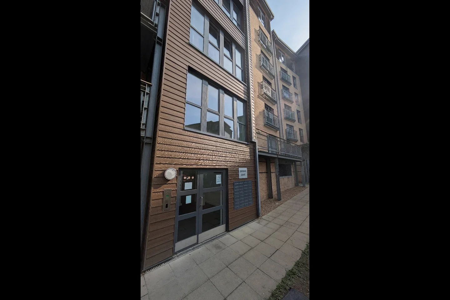 Flat Morris Court in Greater London
