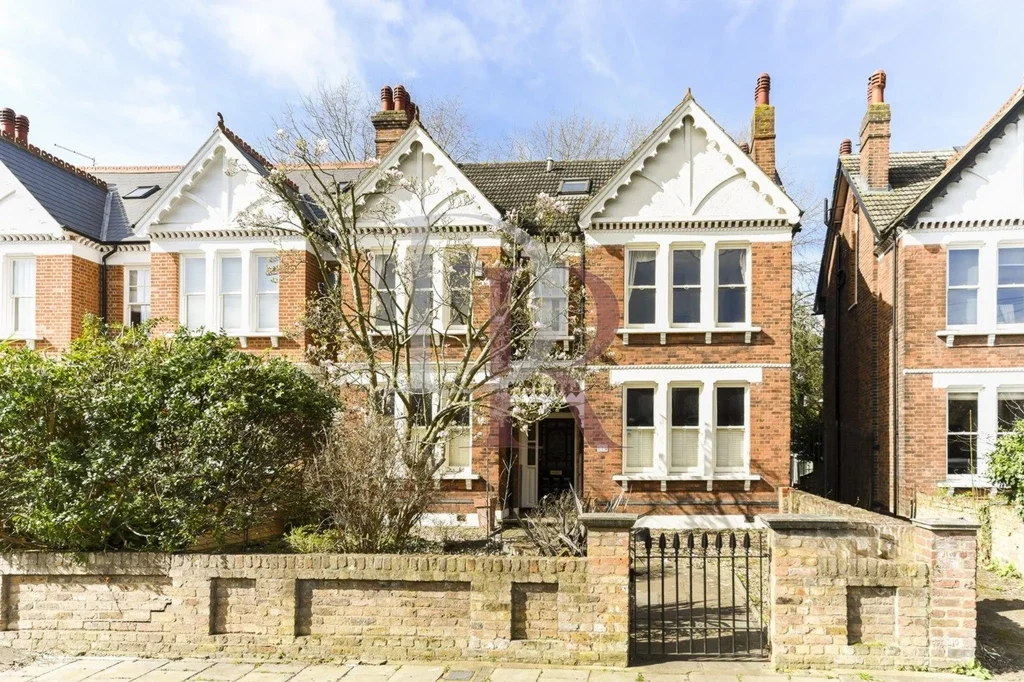 House Rodenhurst Road in Greater London