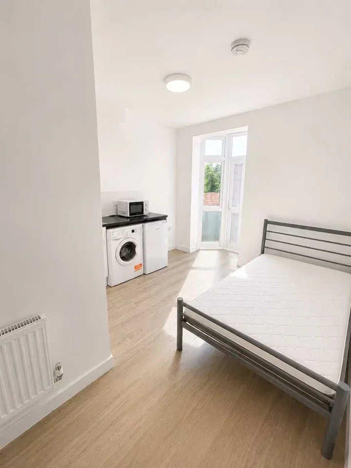Flat Cairnfield Avenue in Greater London