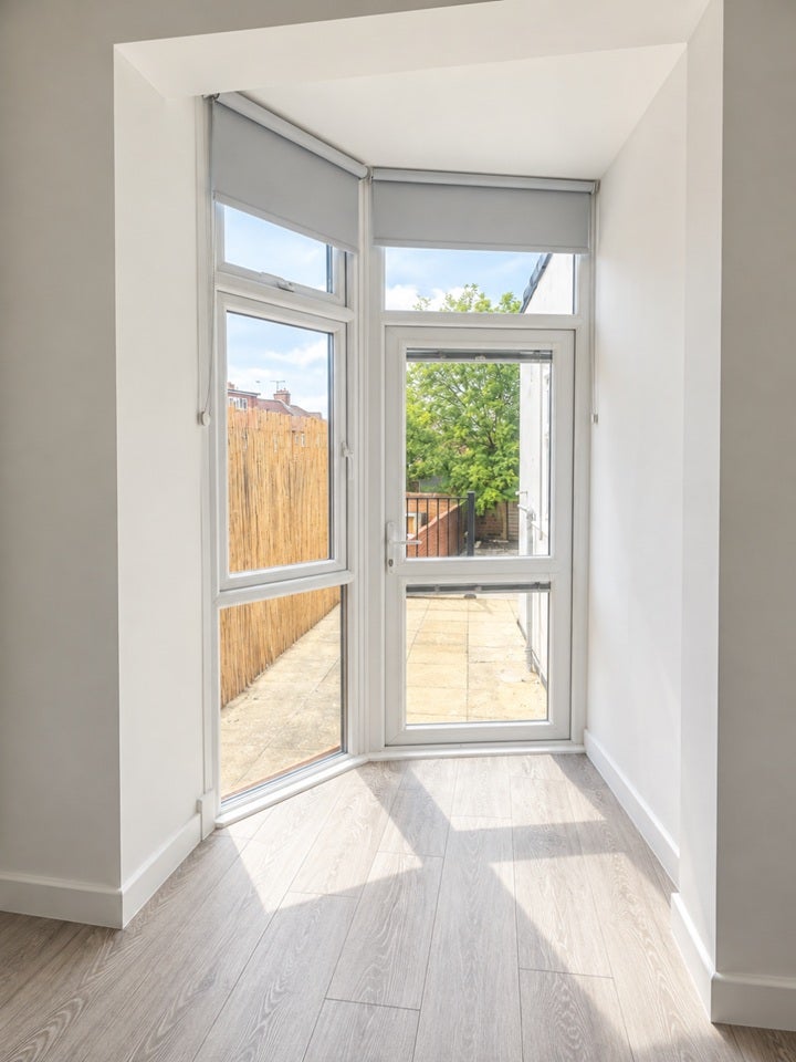 Flat Cairnfield Avenue in Greater London
