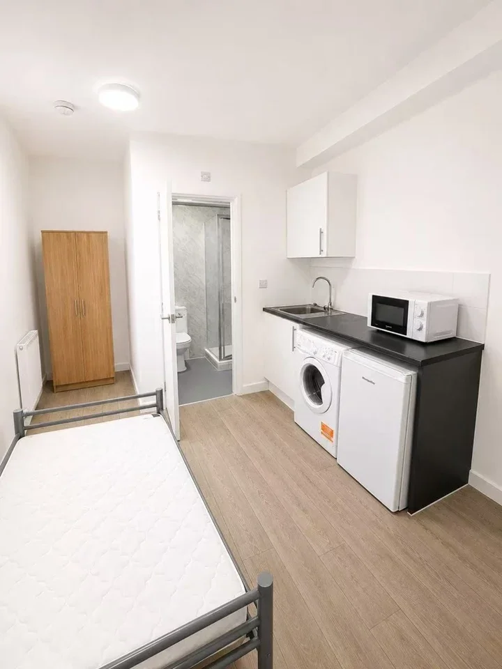 Flat Cairnfield Avenue in Greater London