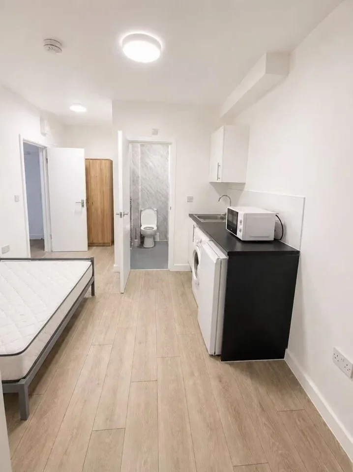 Flat Cairnfield Avenue in Greater London
