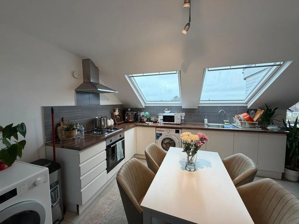 Flat Carlton Avenue in Greater London