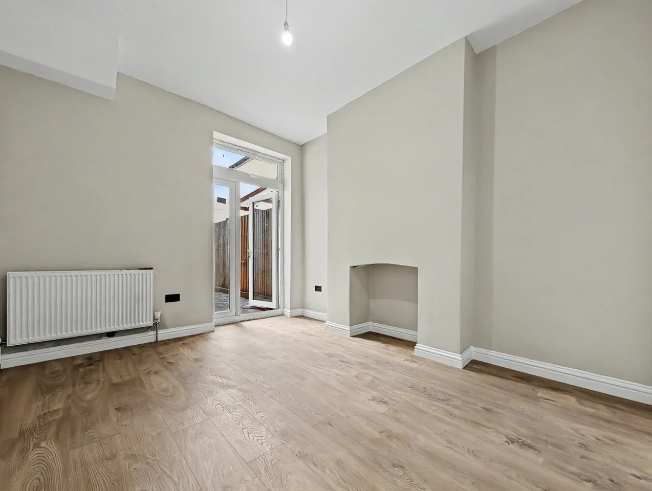 Flat Hermitage Road in Greater London