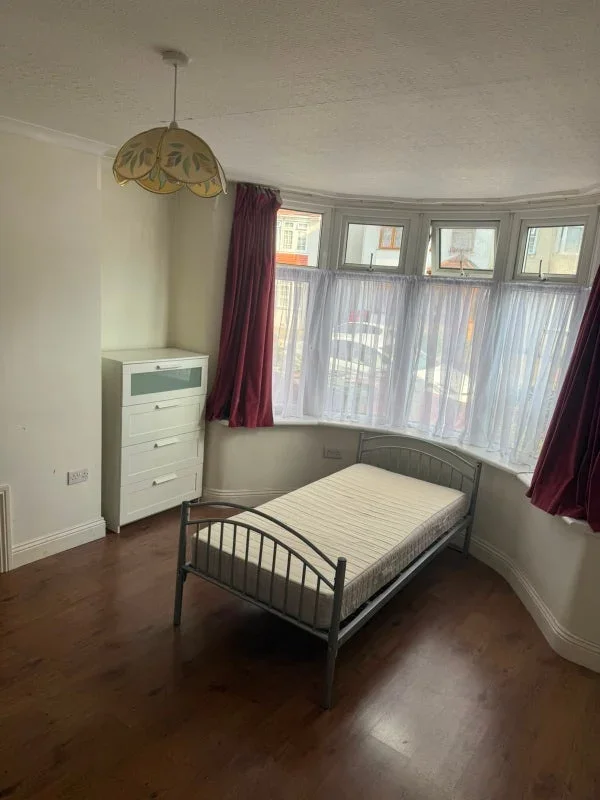 Room Salisbury Avenue in Greater London
