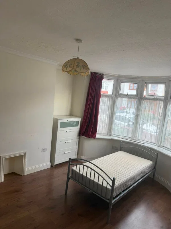 Room Salisbury Avenue in Greater London