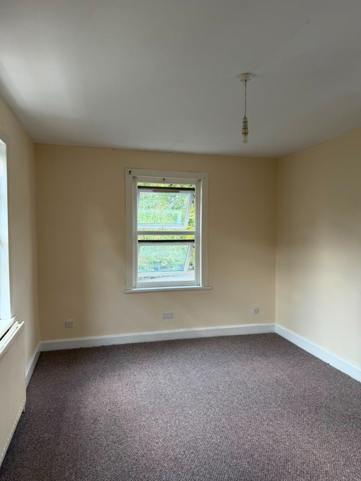 Flat Grange Road in Greater London