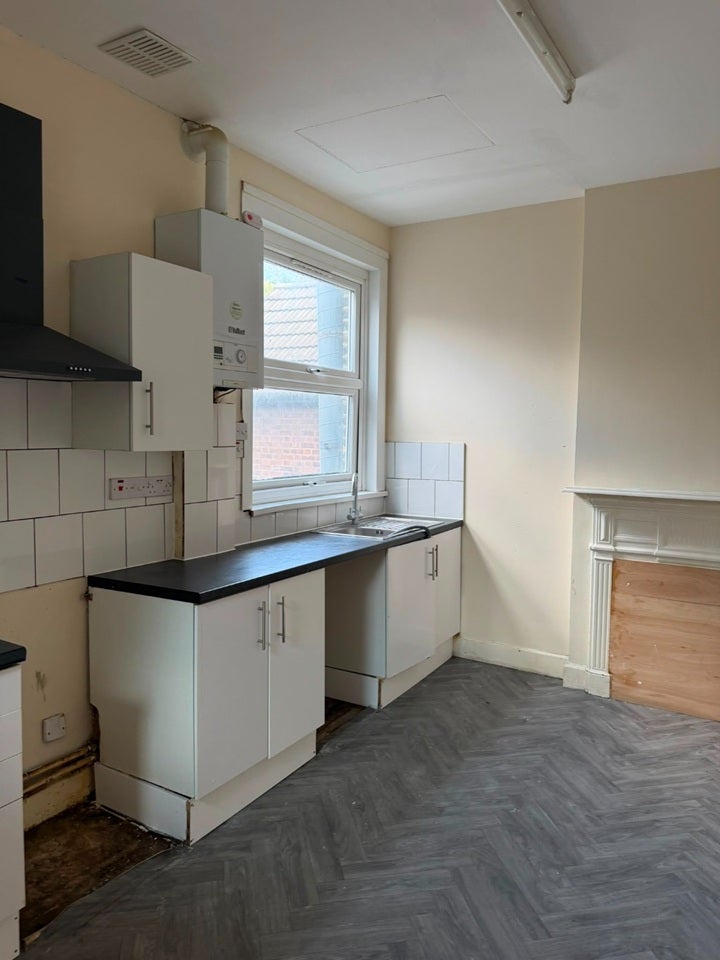 Flat Grange Road in Greater London