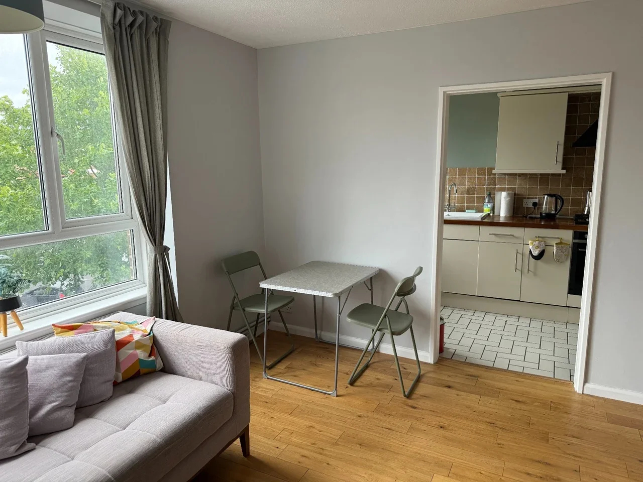 Flat Heathfield Road in Greater London