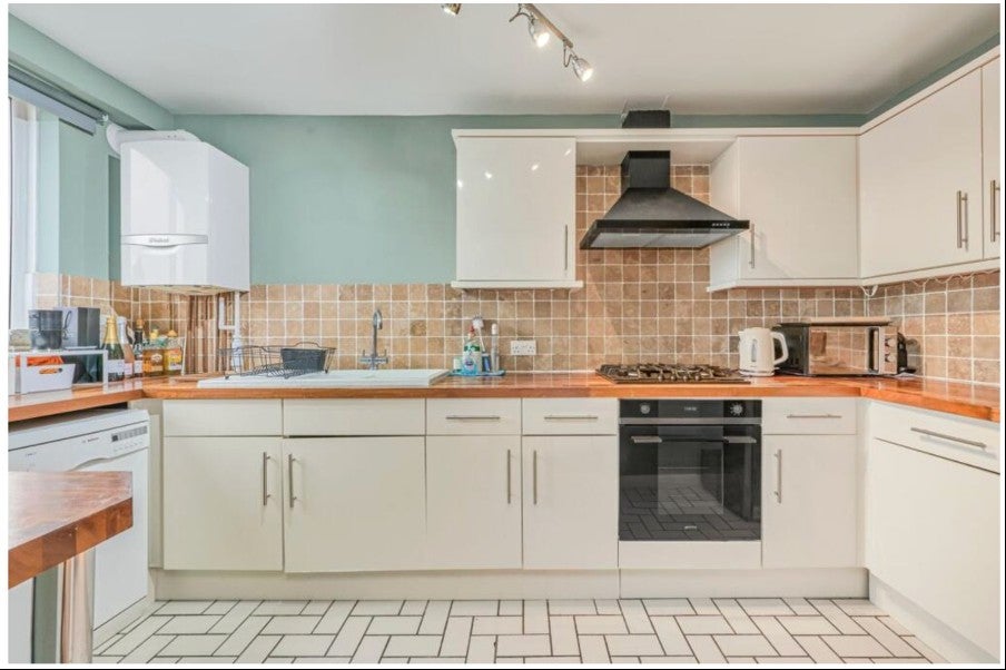 Flat Heathfield Road in Greater London