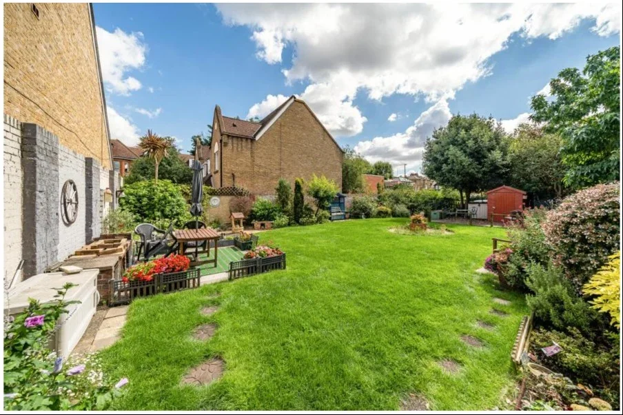 Flat Heathfield Road in Greater London