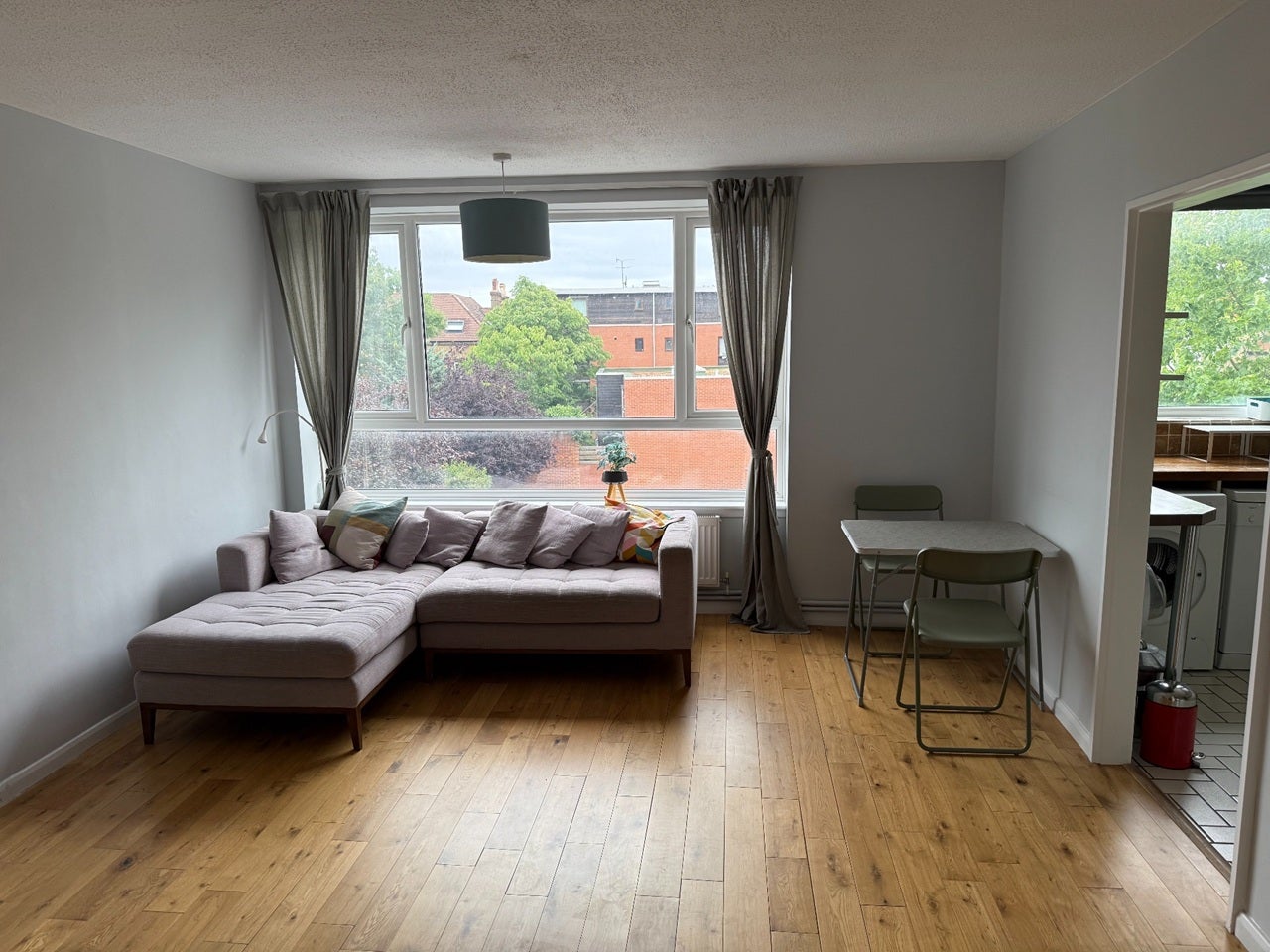 Flat Heathfield Road in Greater London