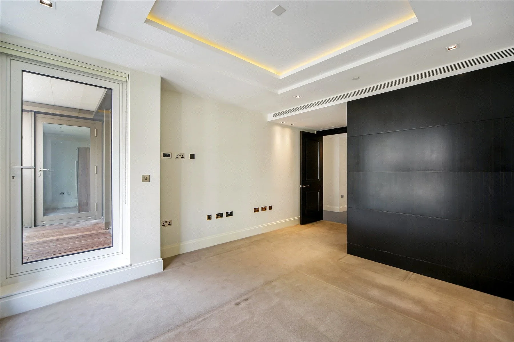 Flat Russell Road in Greater London