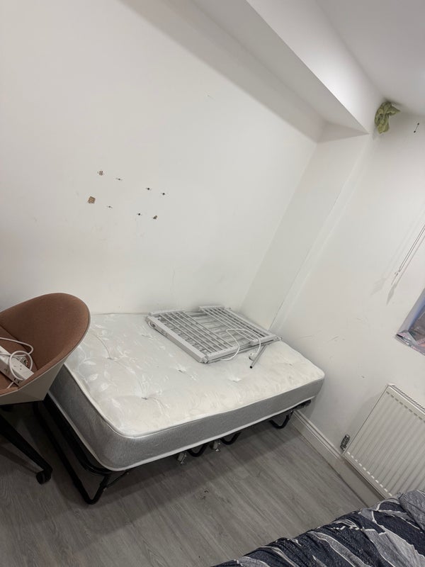 Room Hale Gardens in Greater London
