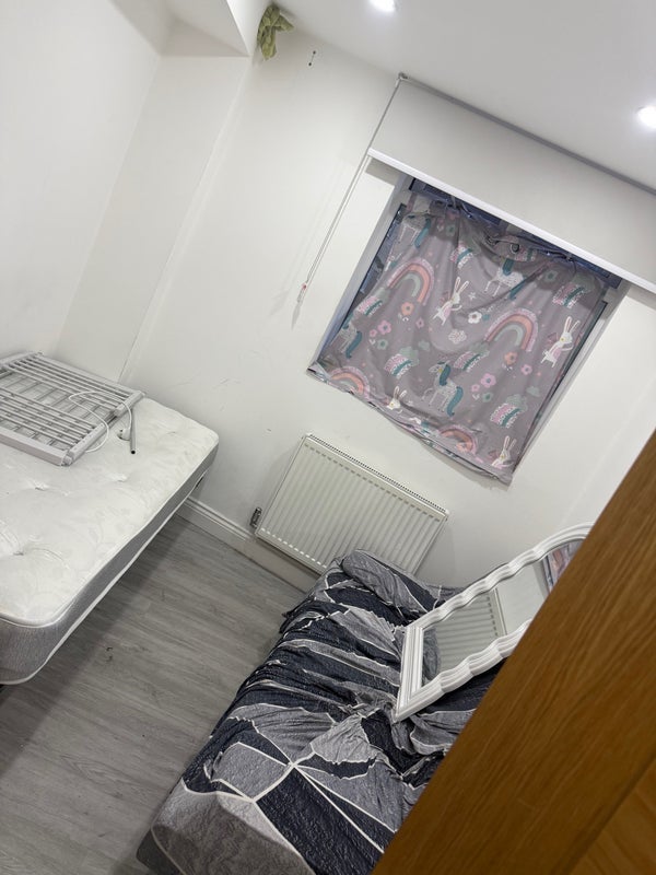 Room Hale Gardens in Greater London