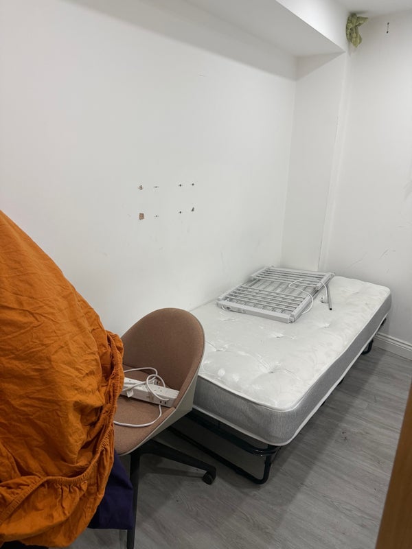 Room Hale Gardens in Greater London
