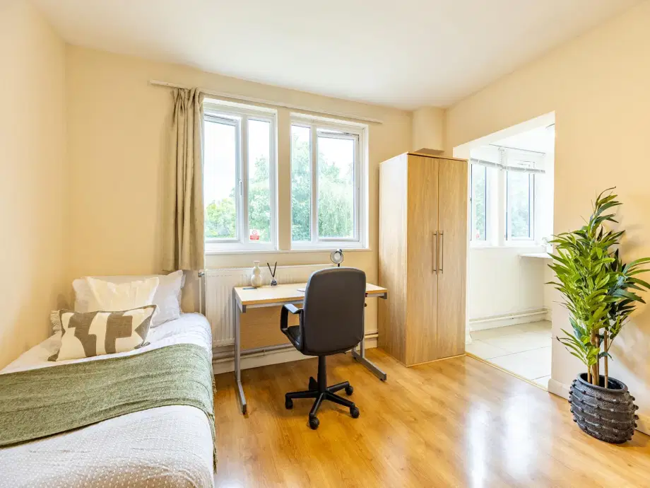 Flat Flodden Road in Greater London