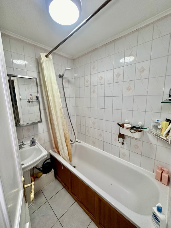 Room Salisbury Close in Greater London