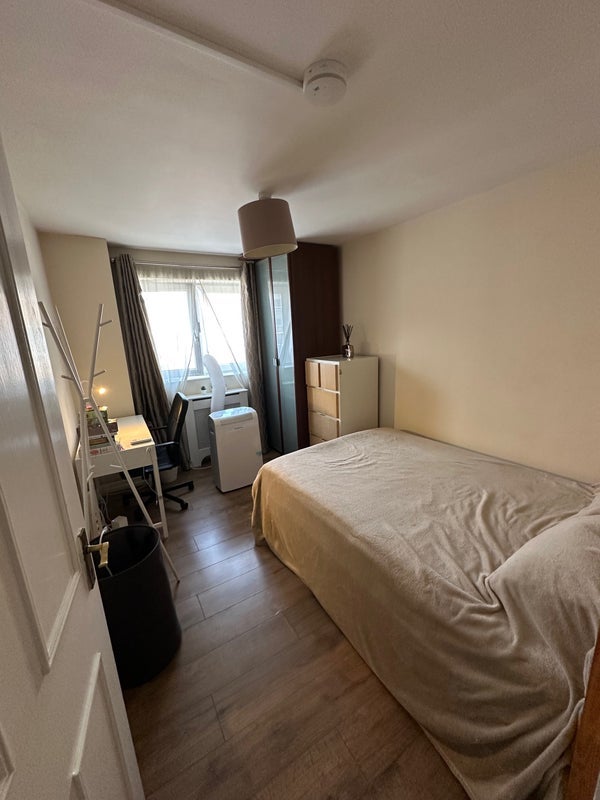 Room Salisbury Close in Greater London