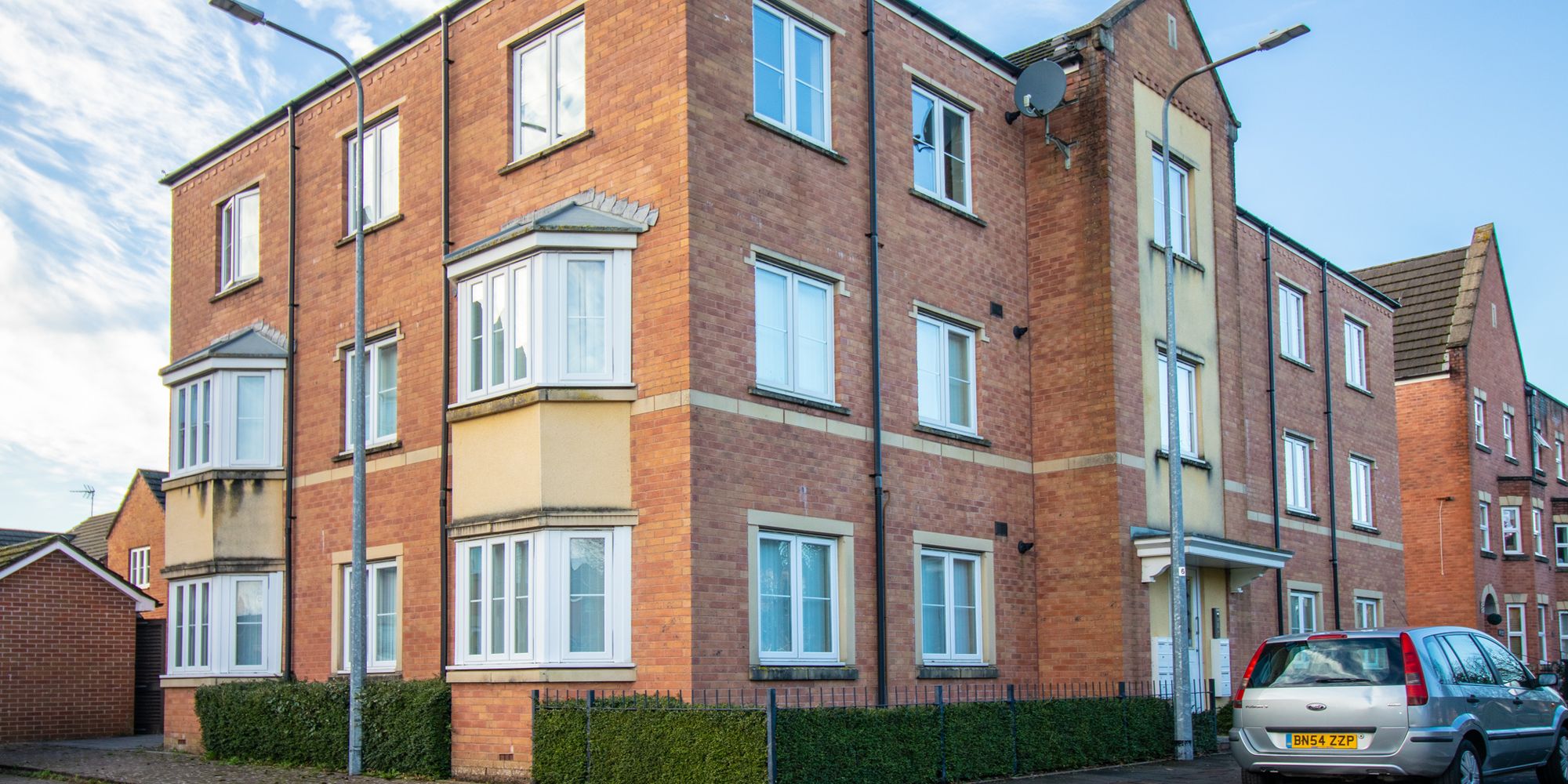 Flat Arudhur Hen in Cardiff