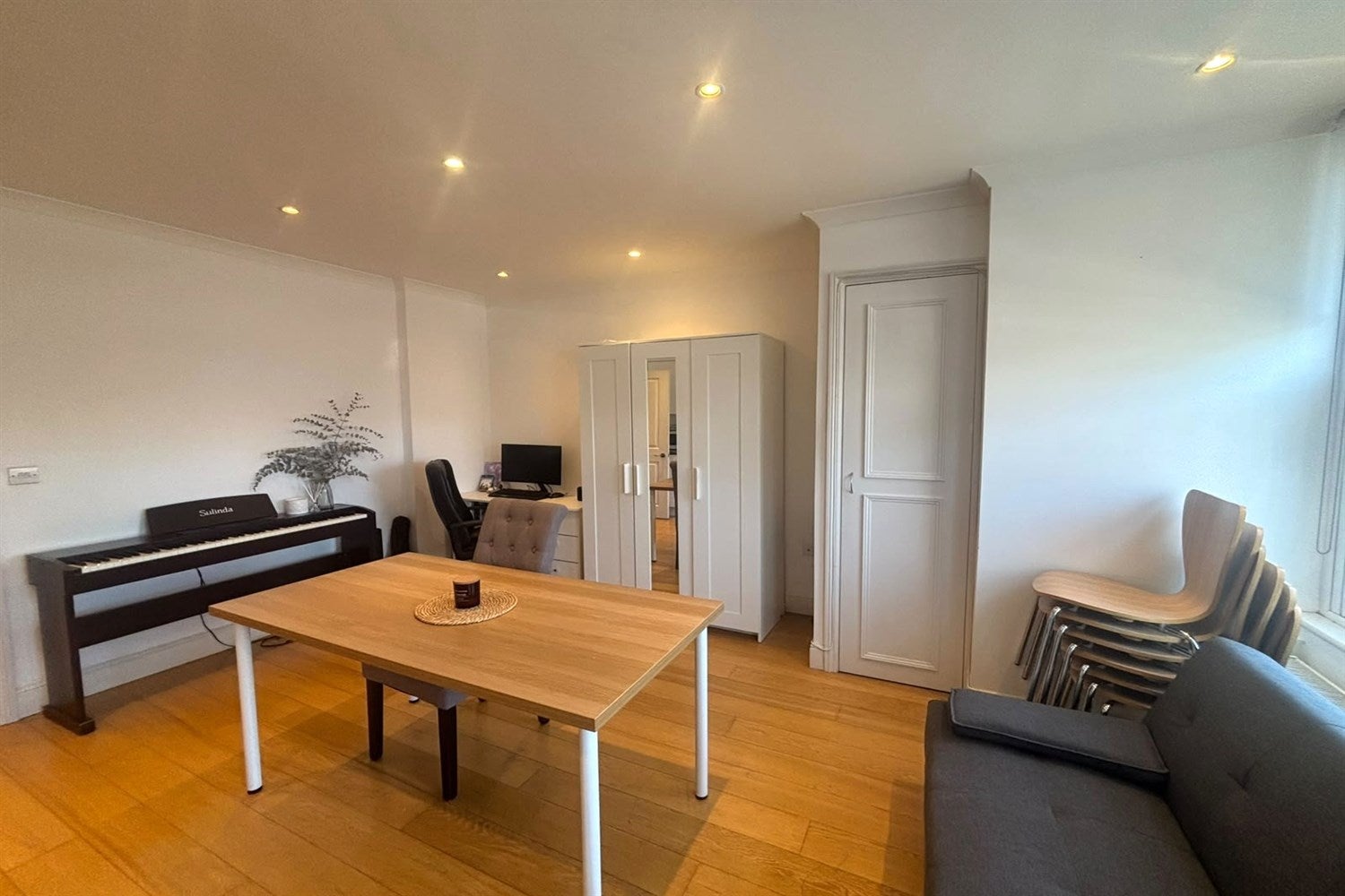 Flat Pulteney Road in Greater London