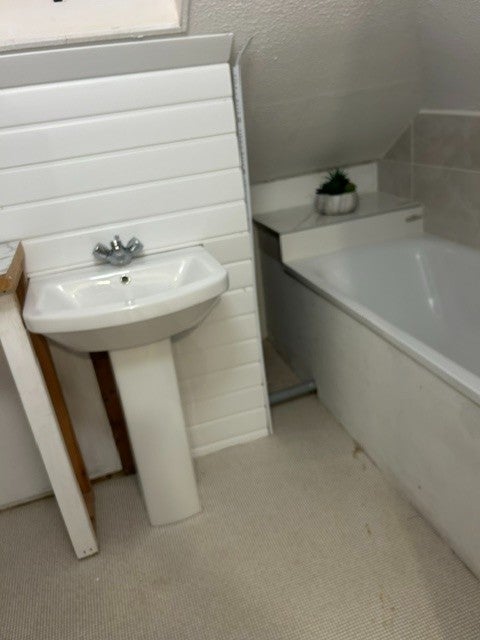 Room Ladywood Road in Greater London