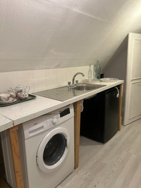 Room Ladywood Road in Greater London