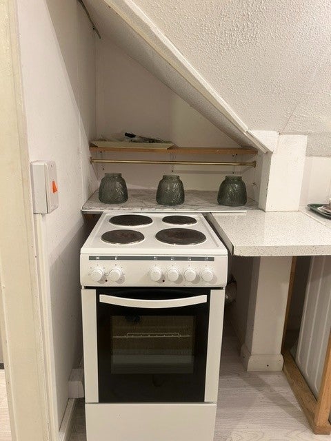 Room Ladywood Road in Greater London