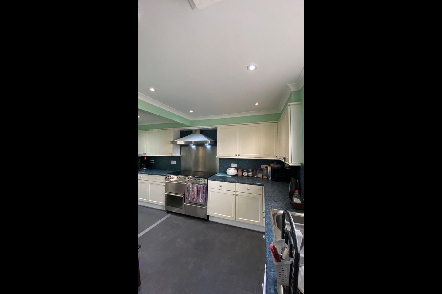 Room Gourney Grove in Grays