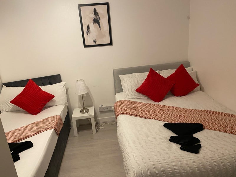 Room Strathan Close in Greater London