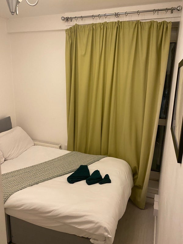 Room Strathan Close in Greater London
