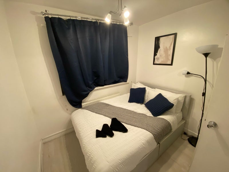 Room Strathan Close in Greater London