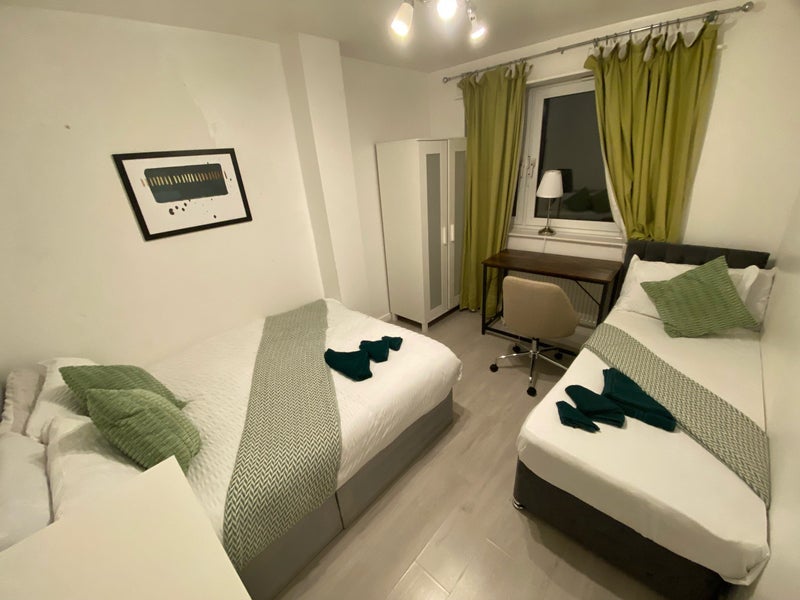 Room Strathan Close in Greater London