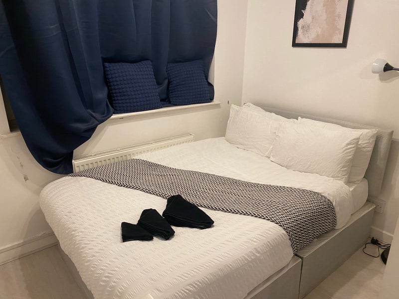 Room Strathan Close in Greater London