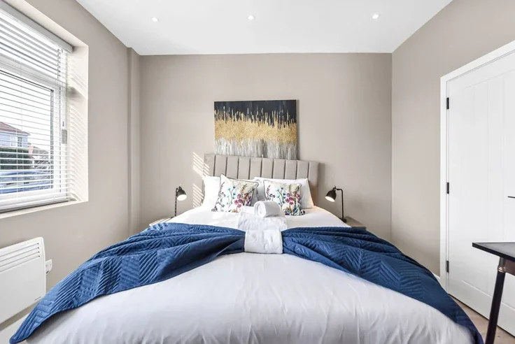 Flat Mayfield Avenue in Southend-on-Sea