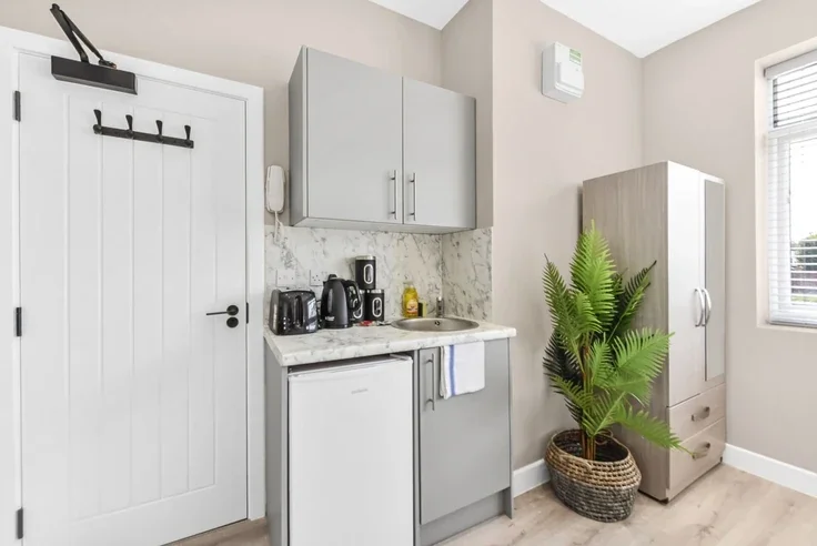 Flat Mayfield Avenue in Southend-on-Sea