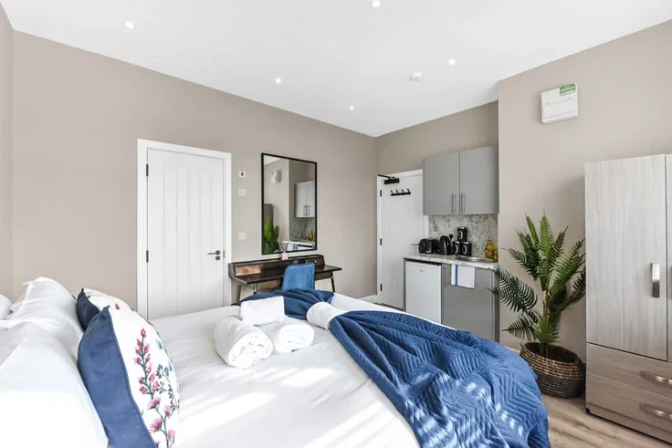 Flat Mayfield Avenue in Southend-on-Sea