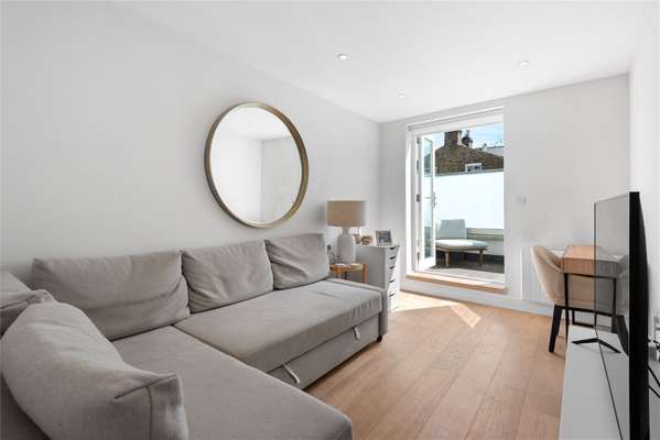 Flat Salcott Road in Greater London