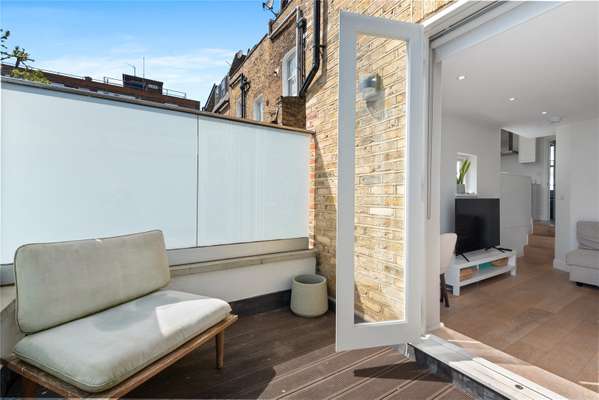 Flat Salcott Road in Greater London