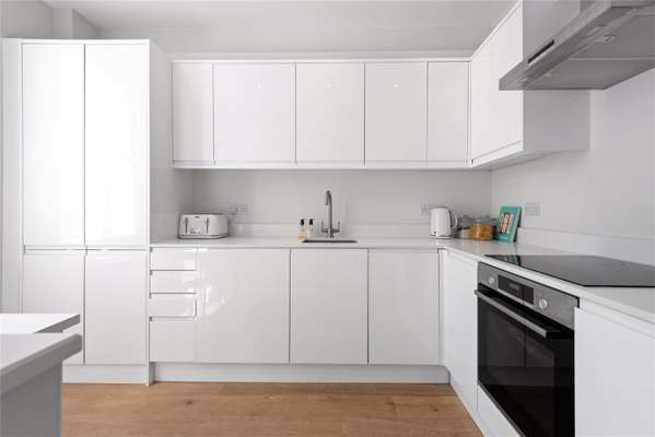 Flat Salcott Road in Greater London