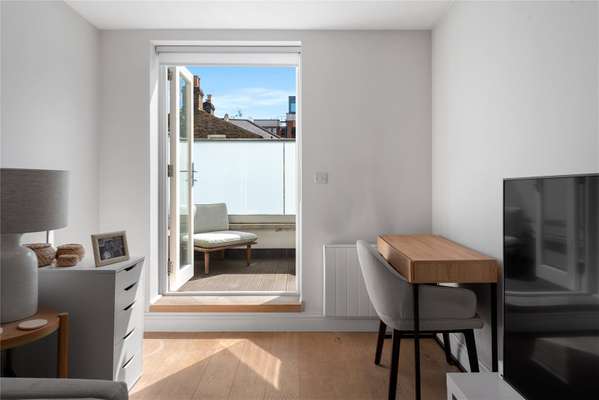 Flat Salcott Road in Greater London