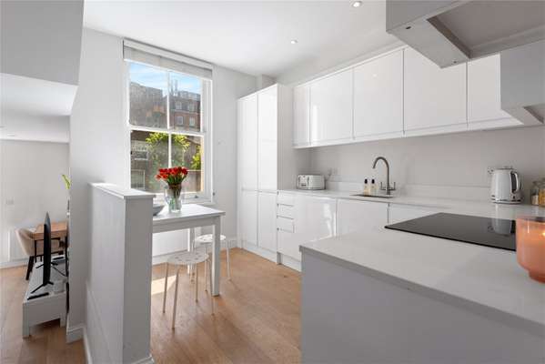 Flat Salcott Road in Greater London