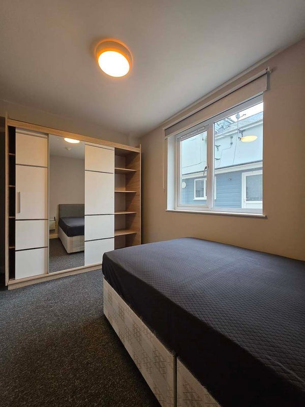 Flat Helen Place in Cardiff