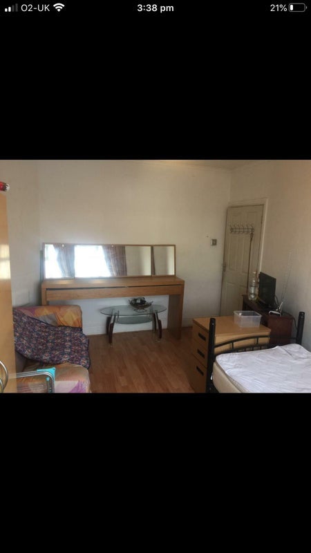 Room North Acton Road in Greater London
