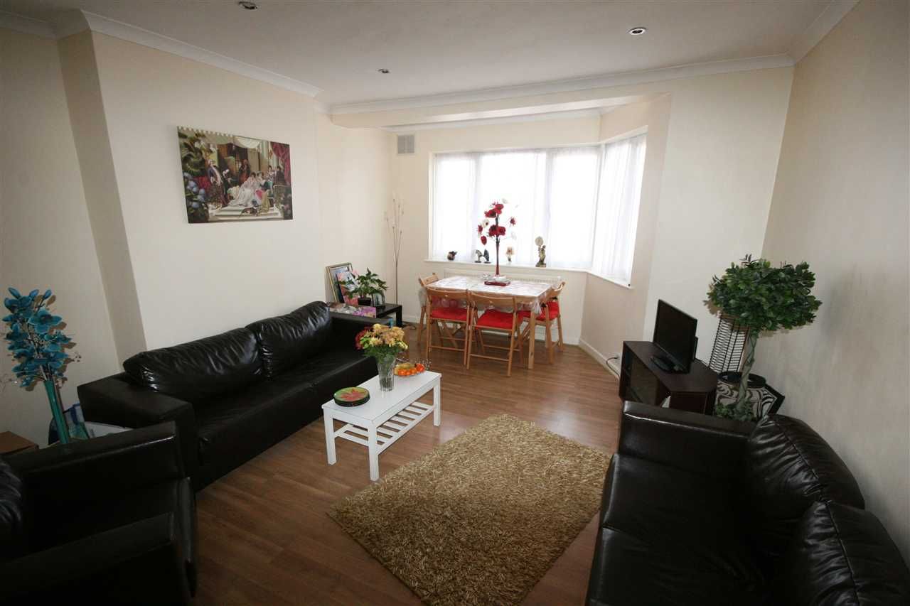 Flat Bonnersfield Lane in Greater London